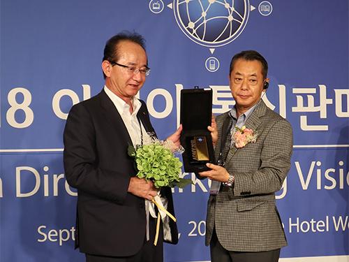 環境社会貢献賞を受賞したレンゴーの藤原諭執行役員（写真左）